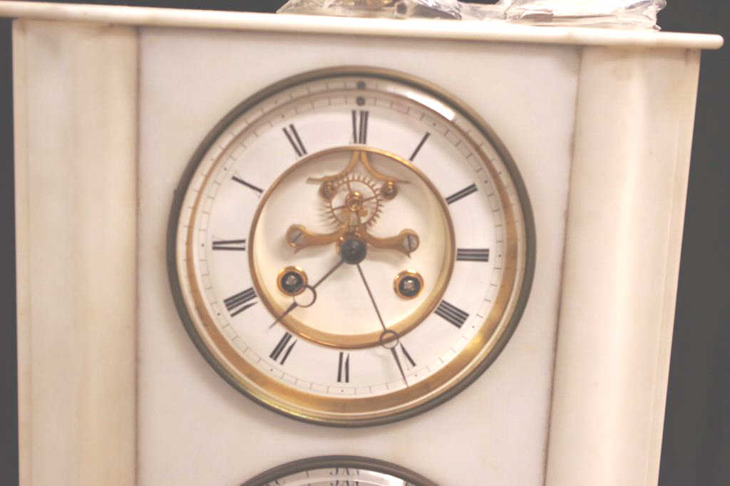 Good French alabaster cased mantle clock/calendar - Image 3 of 8