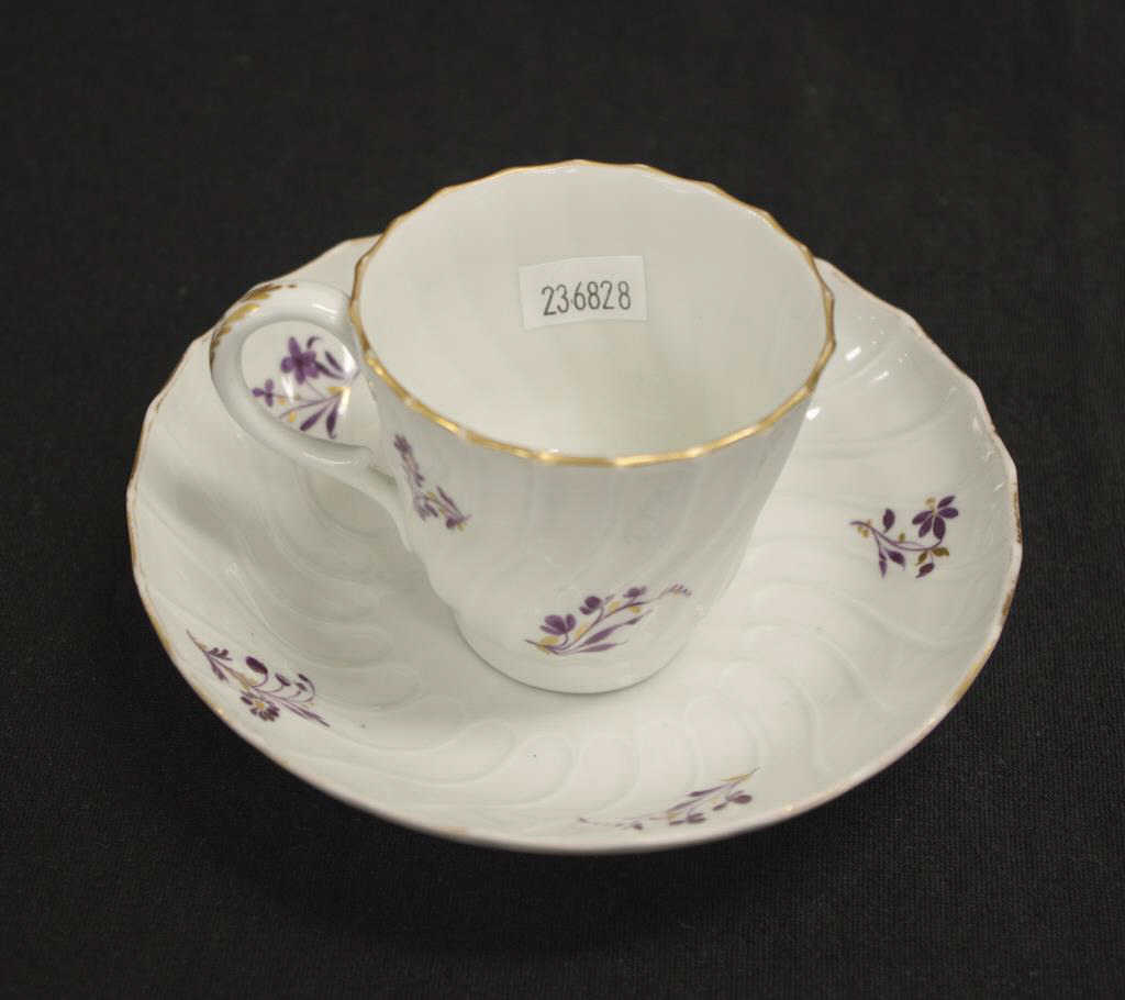 Antique 18th C Worcester teacup & saucer - Image 2 of 4