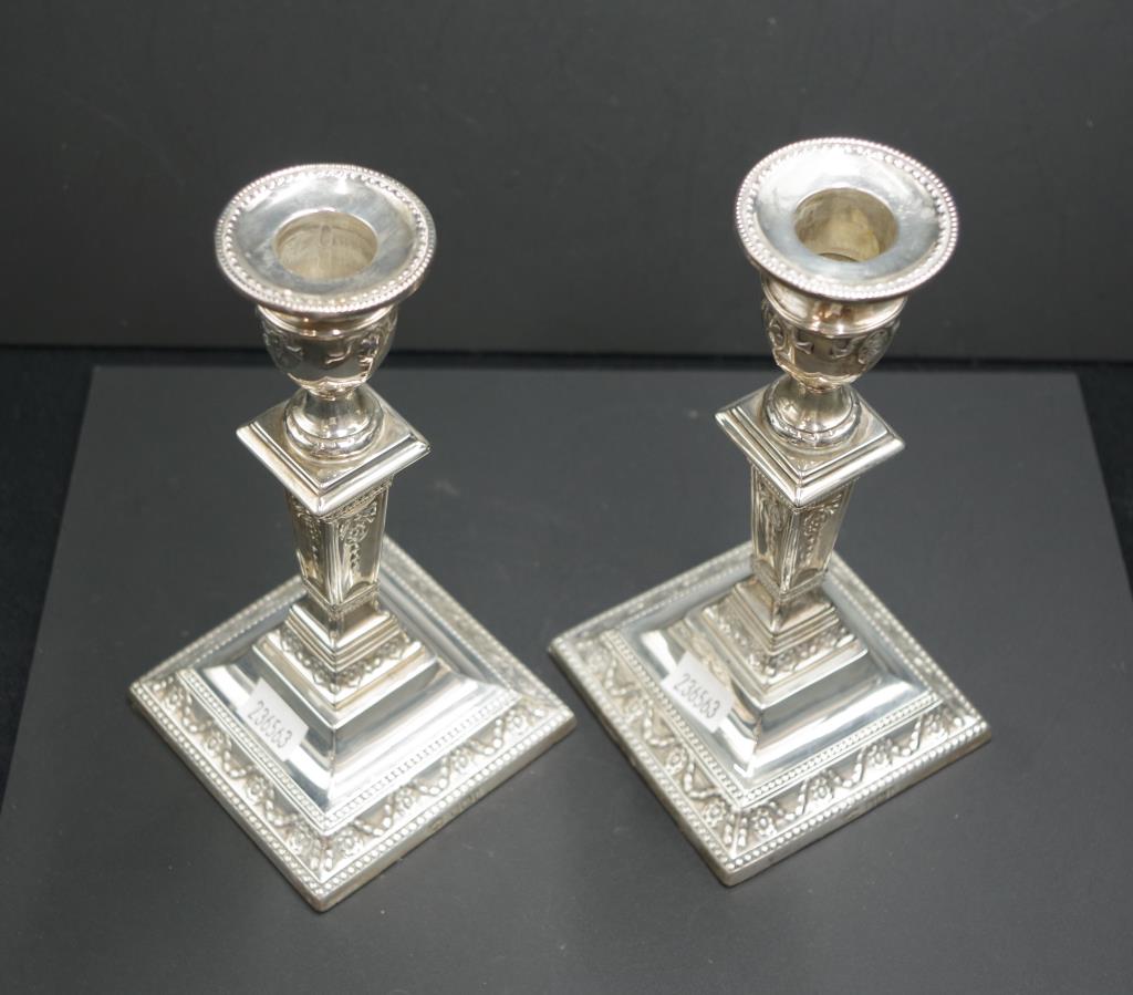 Pair of George V sterling silver candlesticks - Image 3 of 4