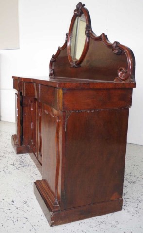 Colonial cedar sideboard - Image 5 of 5