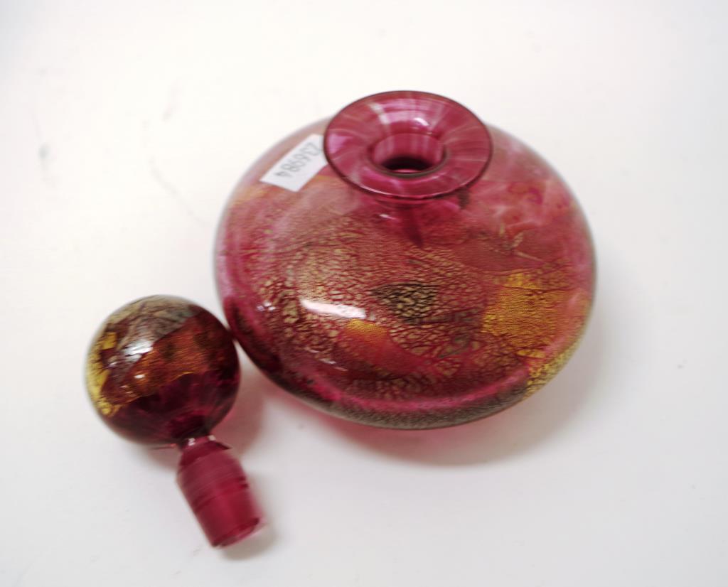 Isle of Wight decorated ruby glass scent bottle - Image 3 of 4