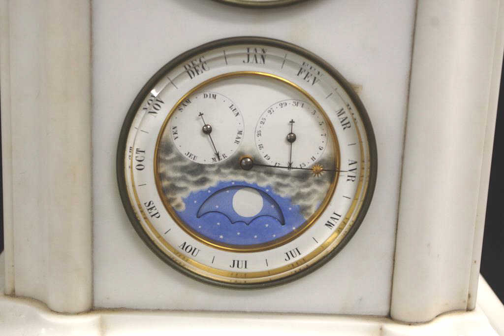 Good French alabaster cased mantle clock/calendar - Image 4 of 8
