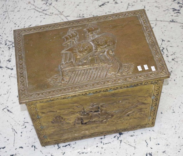 Vintage brass fireside box - Image 2 of 2