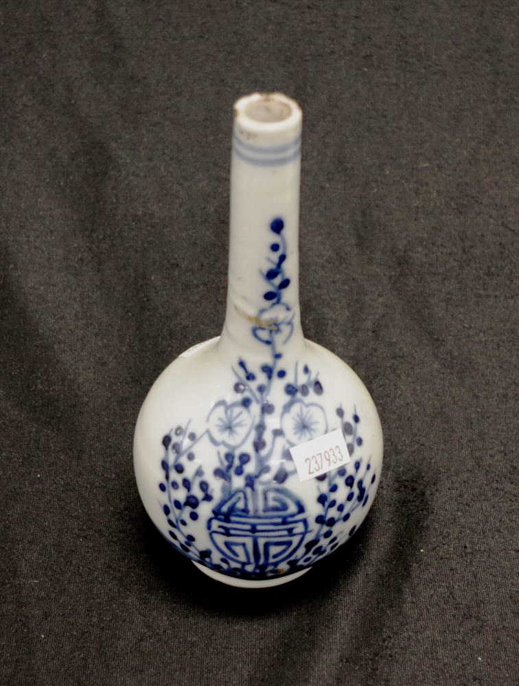 Antique Chinese blue & white vase - Image 2 of 4