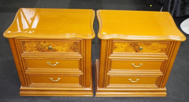 Pair of three drawer bedside chest - Image 2 of 3