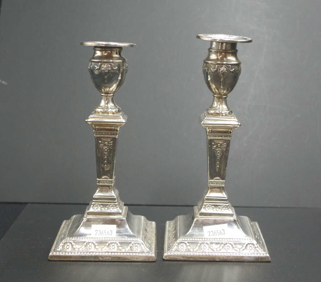 Pair of George V sterling silver candlesticks - Image 2 of 4