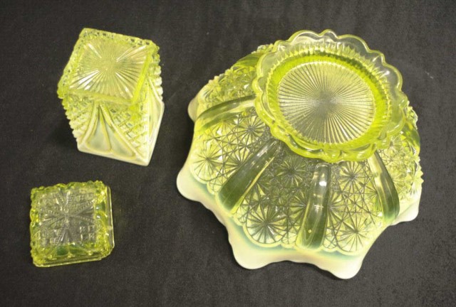 Vintage uranium glass centrepiece bowl - Image 4 of 4