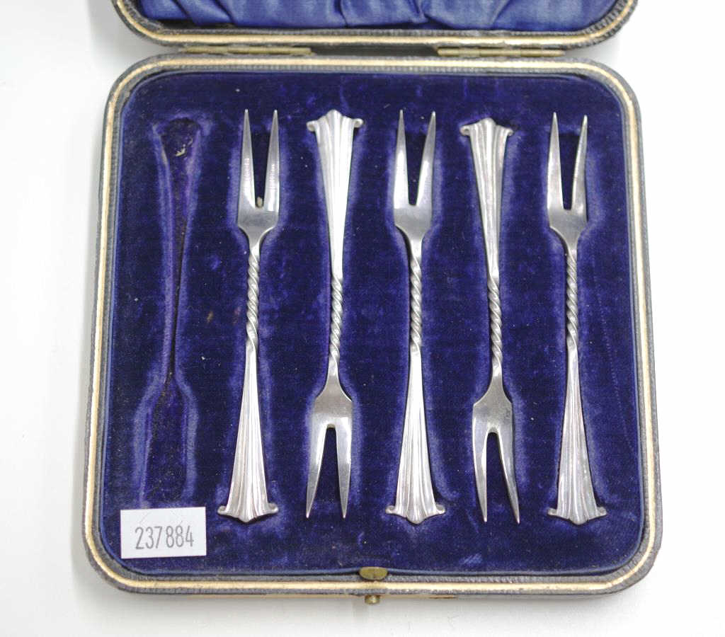 Cased set of 5 sterling silver cake forks