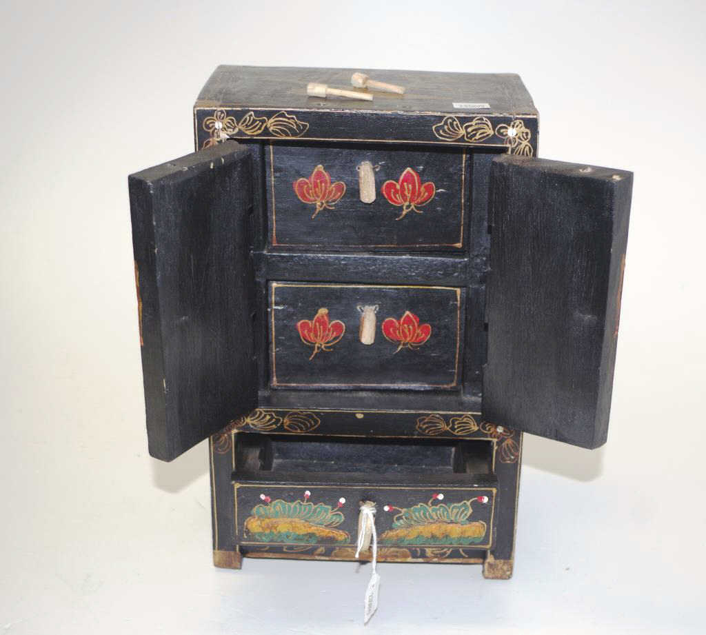 Chinese black lacquer jewellery box - Image 2 of 3