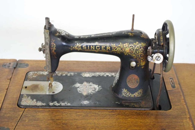 Singer treadle sewing machine - Image 2 of 3