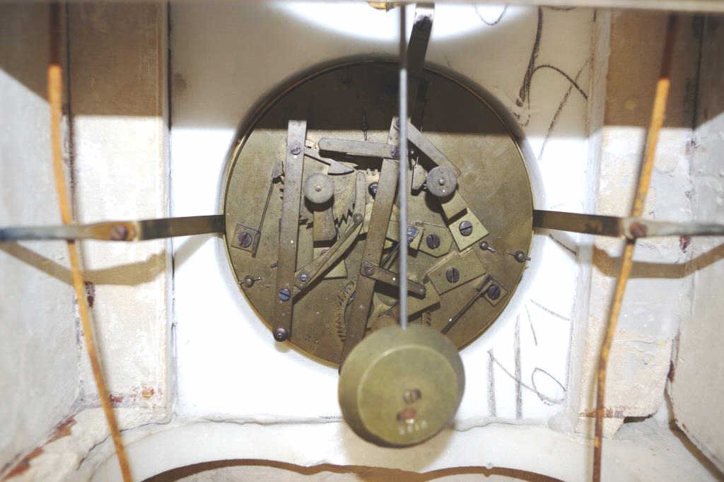 Good French alabaster cased mantle clock/calendar - Image 8 of 8