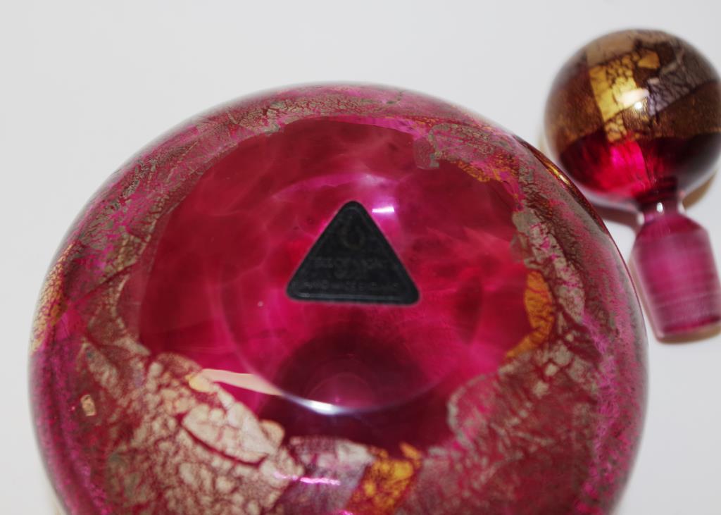 Isle of Wight decorated ruby glass scent bottle - Image 4 of 4