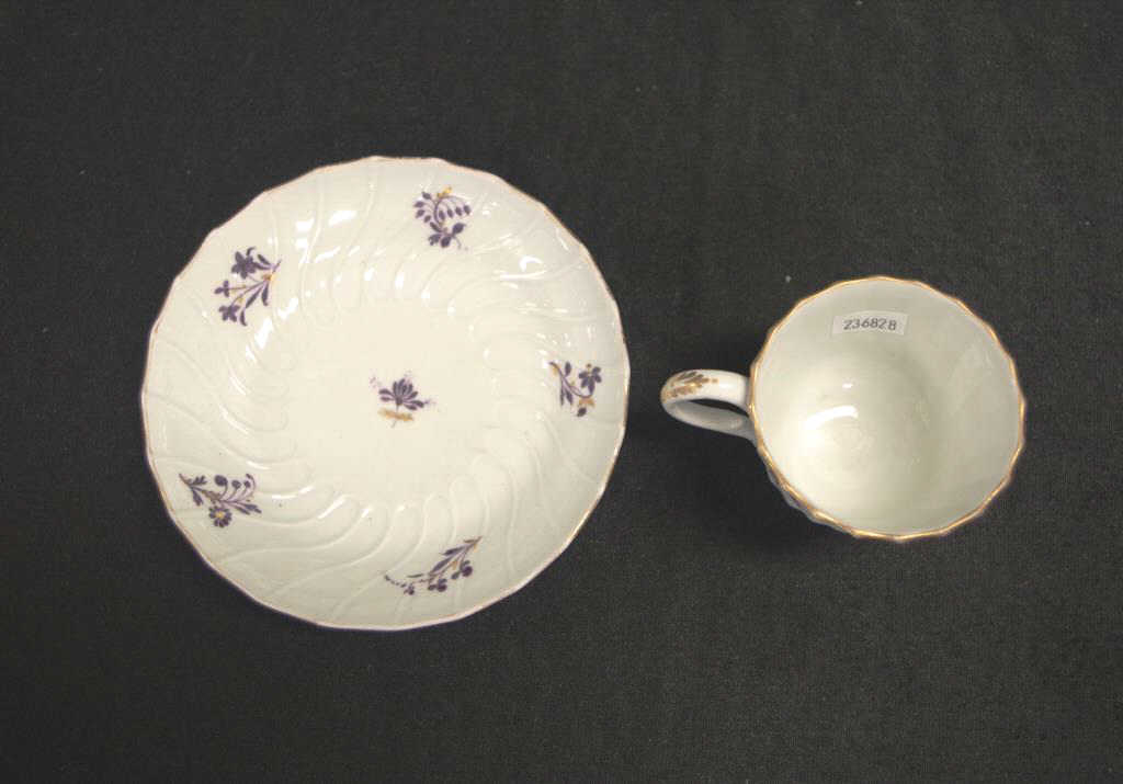 Antique 18th C Worcester teacup & saucer - Image 3 of 4
