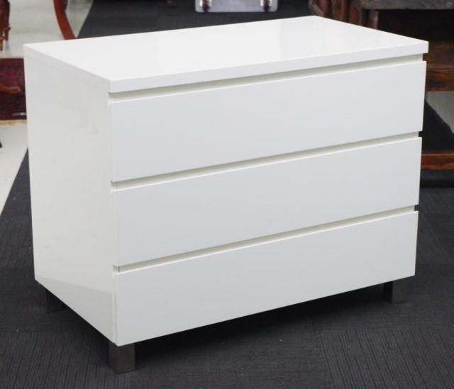 Contemporary chest of drawers