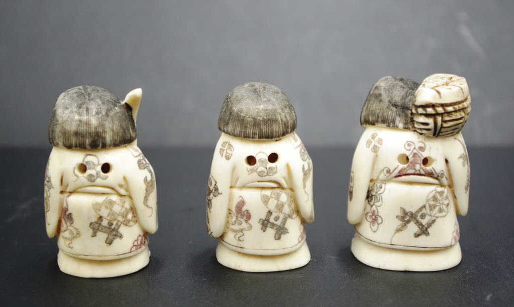 Three Japanese carved bone young girl netsukes - Image 2 of 3