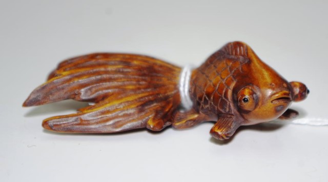 Japanese carved boxwood fighting fish netsuke - Image 2 of 3