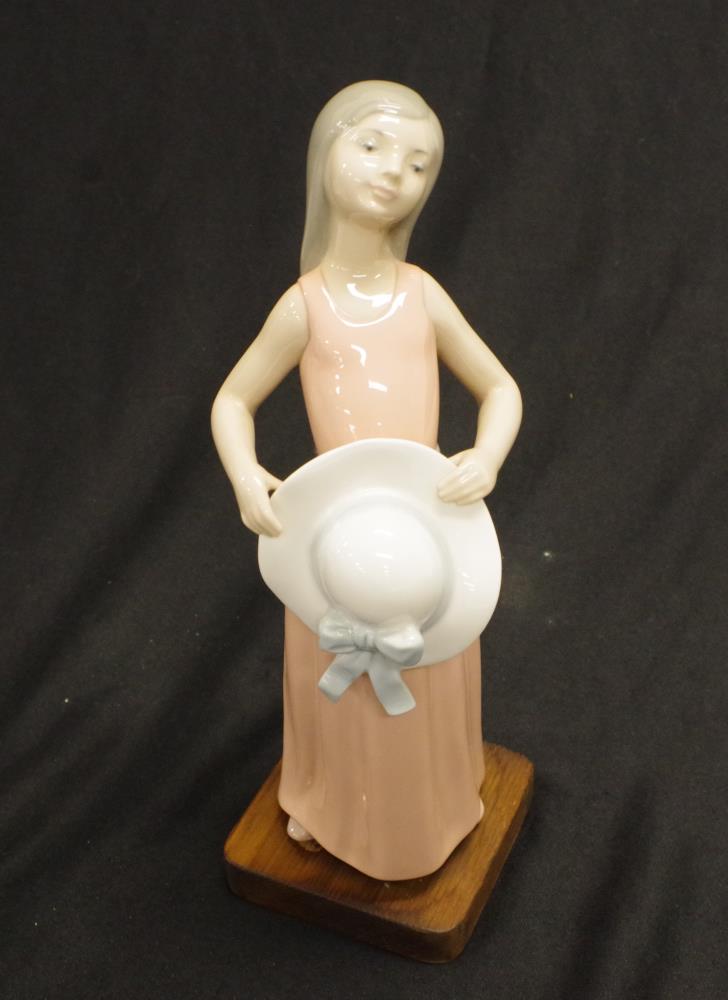 Lladro girl with hat - Image 2 of 4