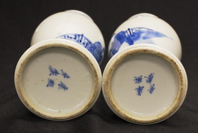 Pair of antique Chinese blue & white vases - Image 4 of 4
