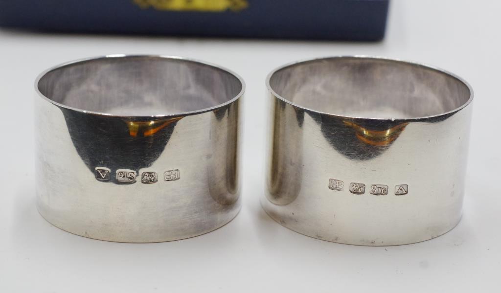 Vintage cased pair sterling silver napkin rings - Image 2 of 4
