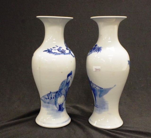 Pair of antique Chinese blue & white vases - Image 3 of 4
