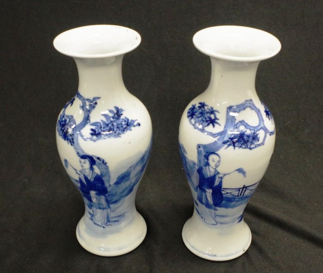 Pair of antique Chinese blue & white vases - Image 2 of 4