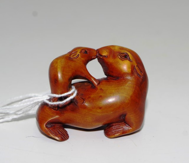 Chinese carved boxwood netsuke of otter & pup - Image 2 of 3