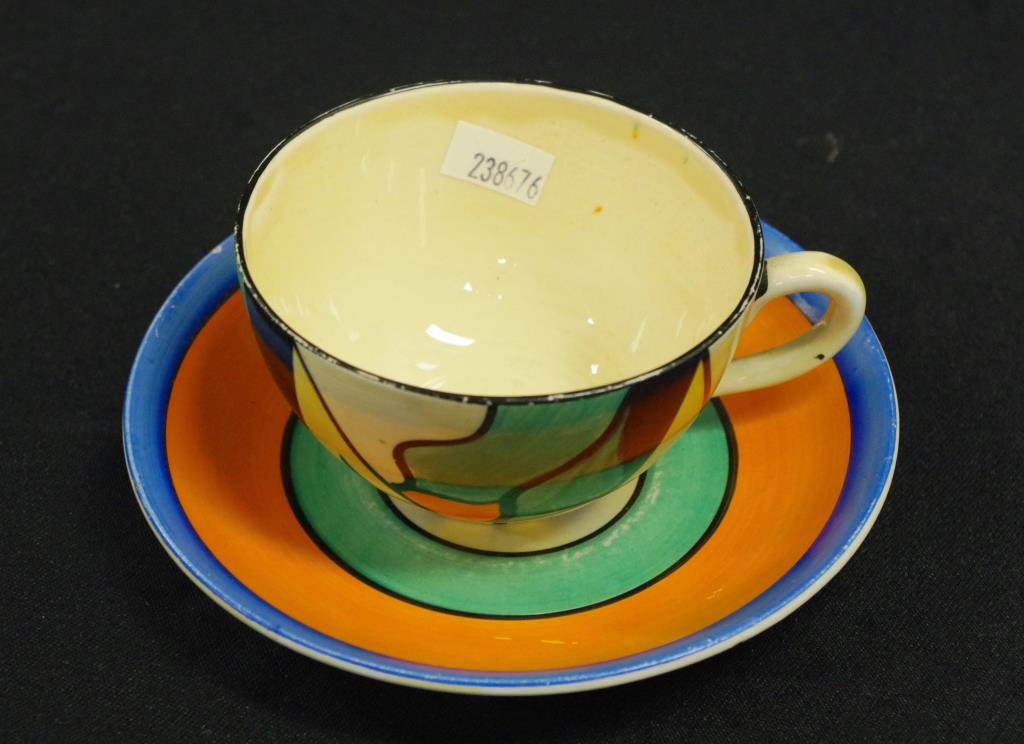 Clarice Cliff bizarre cup "Double V" pattern - Image 2 of 3