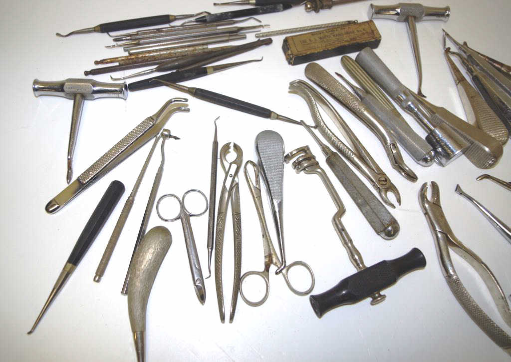 Box of vintage dental tools - Image 3 of 4