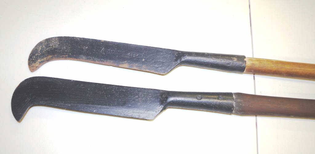 Two vintage long handle bill hooks - Image 2 of 3