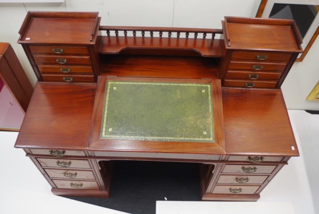 Antique pedestal 'Dickens' desk - Image 3 of 3