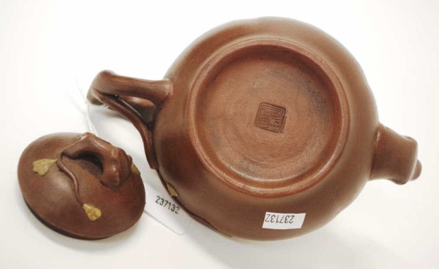 Chinese Yixing teapot - Image 3 of 3