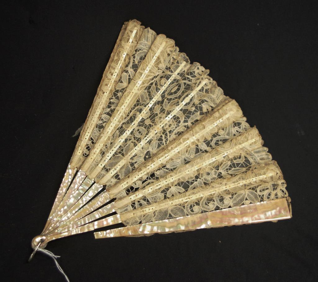 Antique Mother of Pearl & lace fan - Image 3 of 5