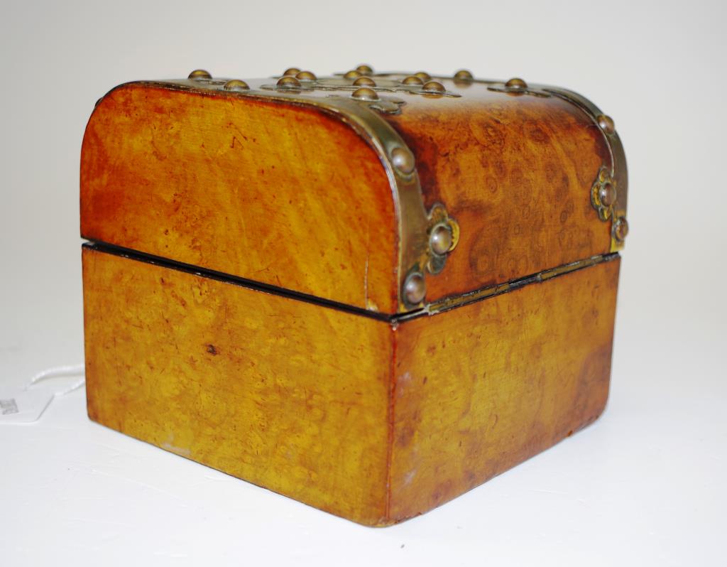 Antique burr walnut box with brass work - Image 3 of 4