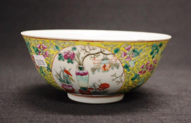 Chinese Qing famille rose yellow medallion bowl - Bild 5 aus 7