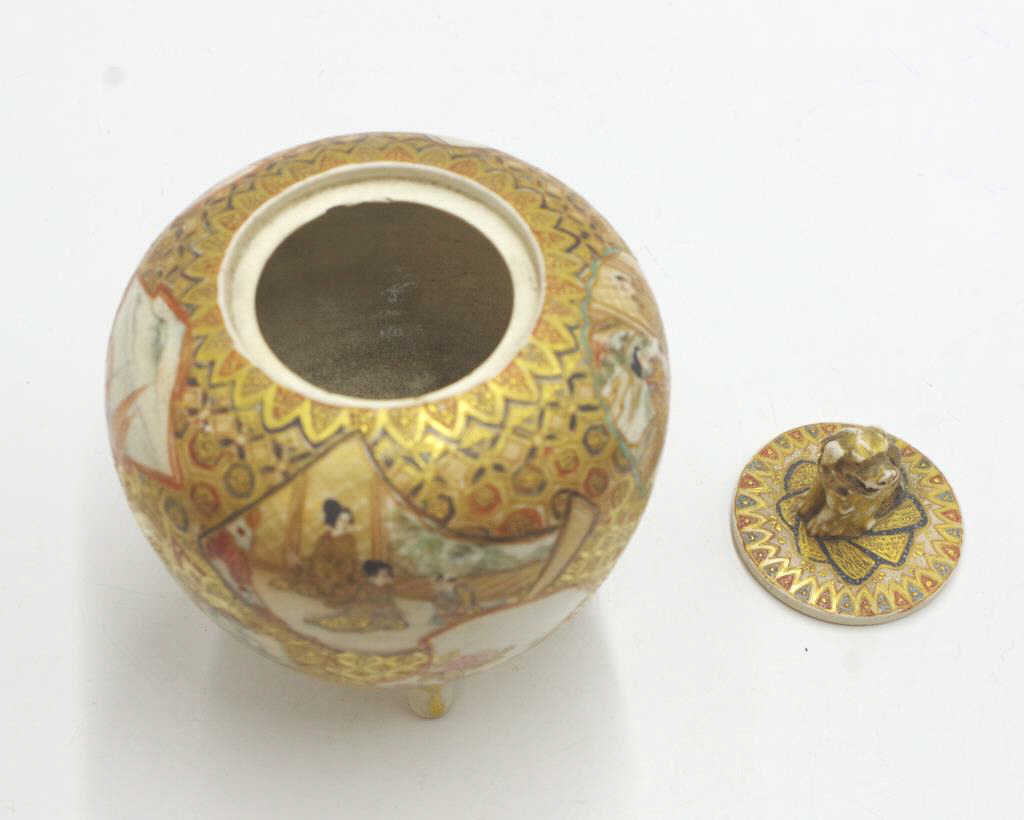 Good Japanese Satsuma gilded lidded pot - Image 4 of 5