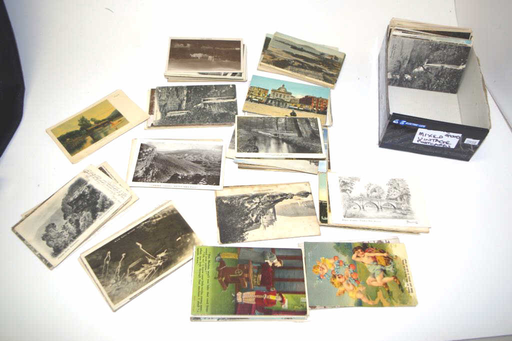 Quantity of antqiue & vintage postcards