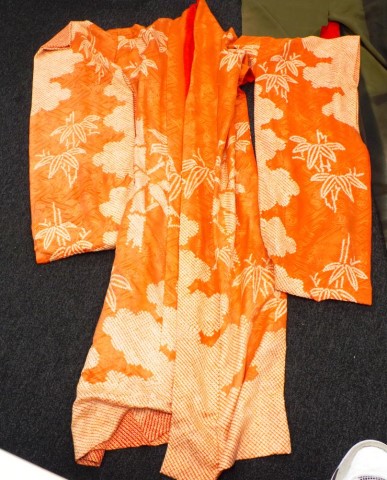 Two various Japanese ex-display kimonos - Image 2 of 3