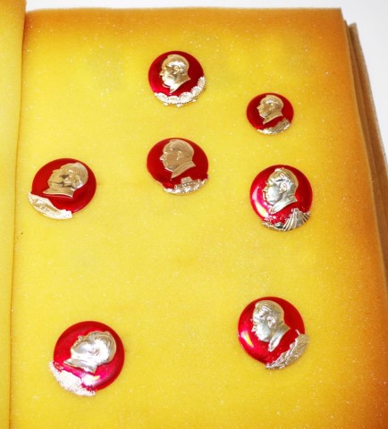 Album of vintage Chairman Mao Zedong badges - Image 4 of 5