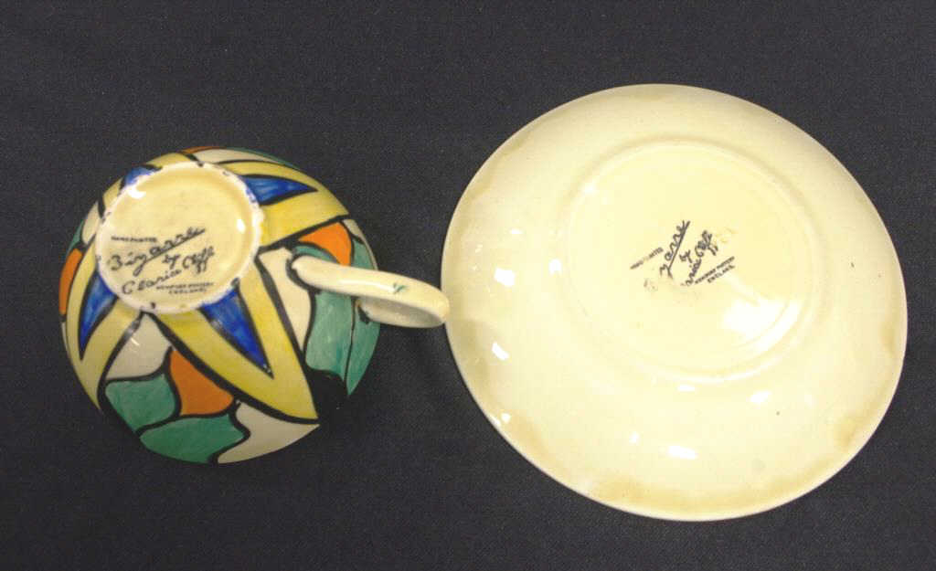 Clarice Cliff bizarre cup "Double V" pattern - Image 3 of 3