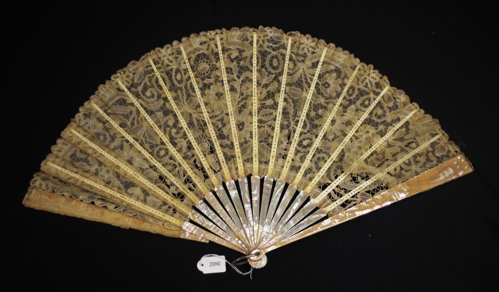 Antique Mother of Pearl & lace fan - Image 2 of 5