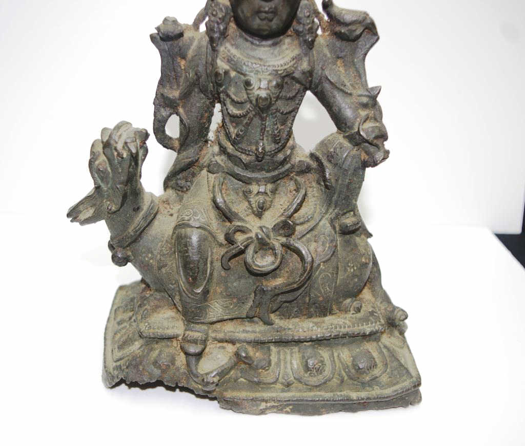 Antique bronze Guanyin Bodhisattva - Image 3 of 12