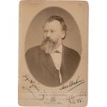 Brahms, Johannes: Porträtfoto mit Widmung 1886