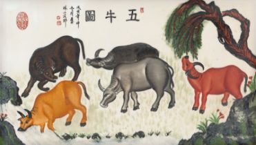 Tú niú wû: Fünf Kühe). Keramikbild, Deckfarbenmalerei auf weißer, s...