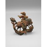 Chinesische Reiterfigur: Polychrome Holzskulptur in Rot und Schwarz