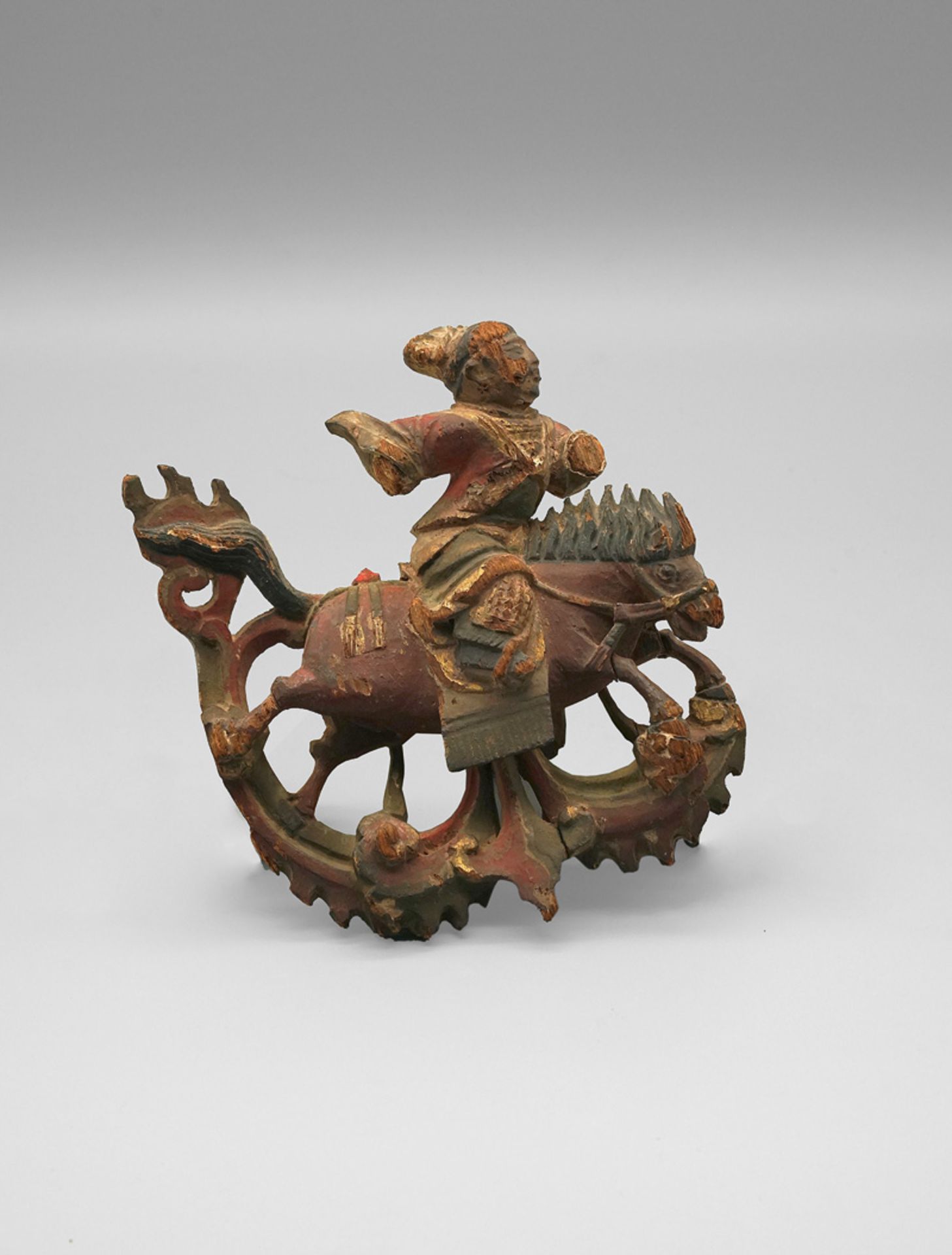 Chinesische Reiterfigur: Polychrome Holzskulptur in Rot und Schwarz