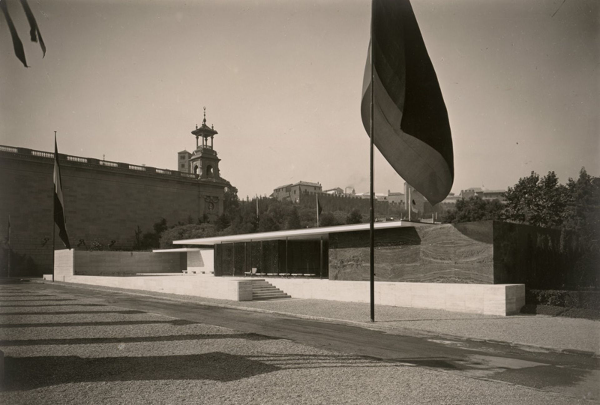 Architecture: German Pavilion at the World Exhibition in Barcelona - Image 2 of 2