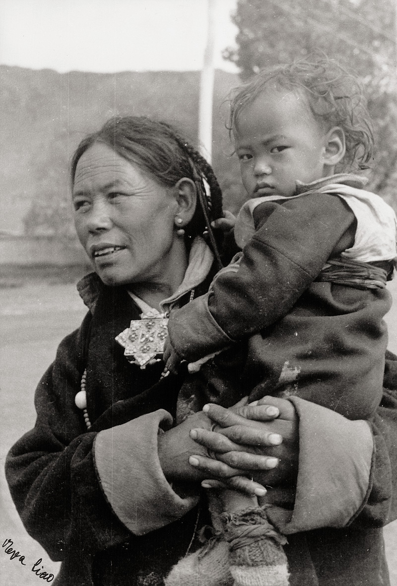 Siao, Eva: Views of Lhasa including street vendors, portraits as we...