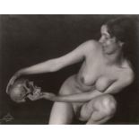 Drtikol, Frantisek: "Le rire" (Female nude with skull)