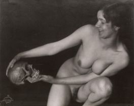 Drtikol, Frantisek: "Le rire" (Female nude with skull)