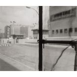 Schmidt, Michael: Image from the series "Waffenruhe" (Checkpoint Charlie)